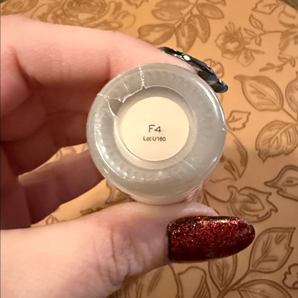 5/$25 Revolution Conceal & Hydrate Radiance Foundation -  f4 - Picture 2 of 3